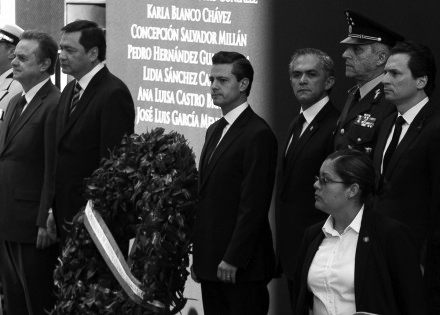 Los funcionarios ante la placa. (Foto: Germán Canseco.)