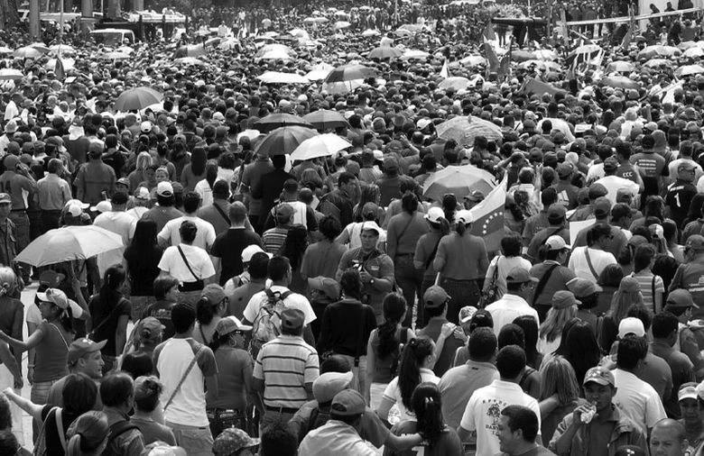 La fila para ver el cadáver. (Foto: Alex Delgado.)