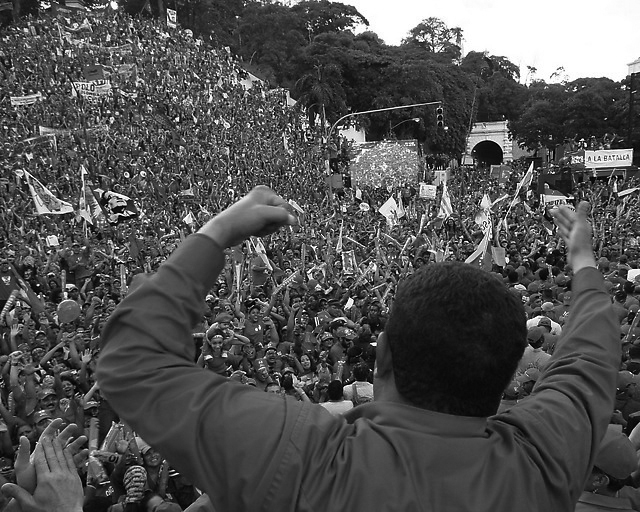 Venezolanxs con líder. (Foto: Anghel Morales.)