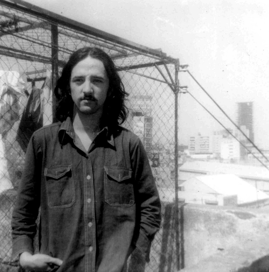 An infra-realist poet, perhaps in Mexico City