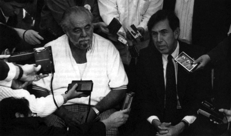 Manuel Clouthier y Cuauhtémoc Cárdenas en la noche de las elecciones