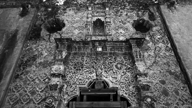 Grietas en la portada de la Conchita.