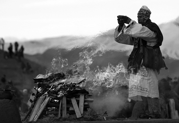 Un yatiri en Tiwanaku. (Foto: Juan Karita, AP.)