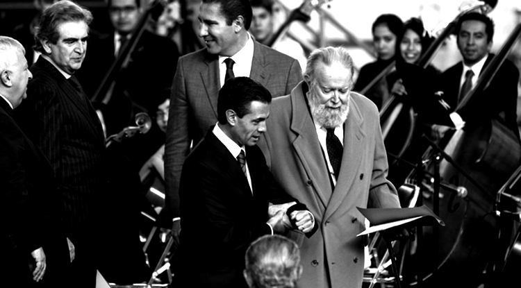 Hugo Gutiérrez Vega y unos funcionarios (Foto: Rodolfo Angulo, Cuartoscurso.com)