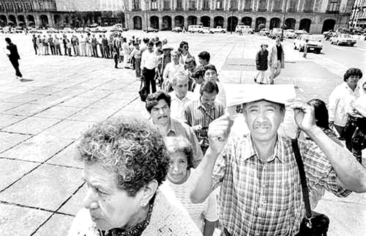 En el Zócalo, contra la adopción del Fobaproa. (Foto: La Jornada.)
