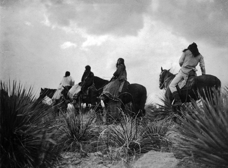 "Antes de la tormenta." Foto de Edward Curtis (1906).
