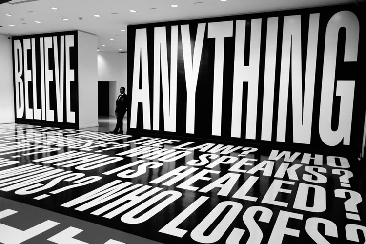 Obra de Barbara Kruger en el Museo Hirshhorn, Washington, D.C., 2012. (Foto tomada de theconversation.com)