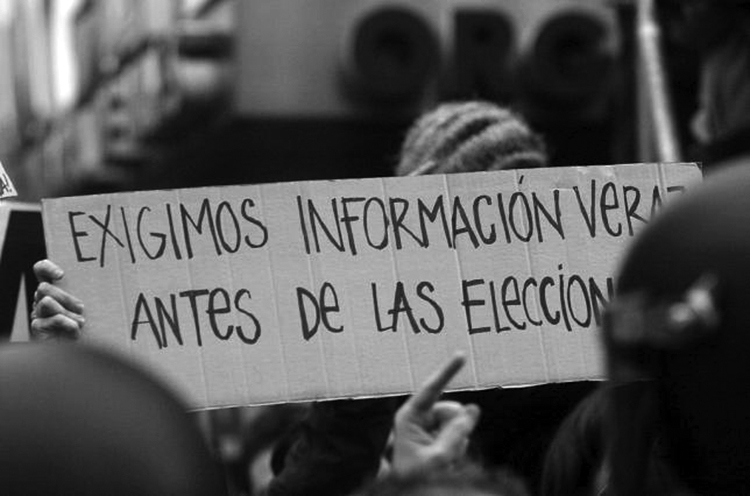 En la manifestación frente a la sede del Partido Popular, Madrid, 13 de marzo, 2004. (Foto: Dani Gago, Diso Press.)
