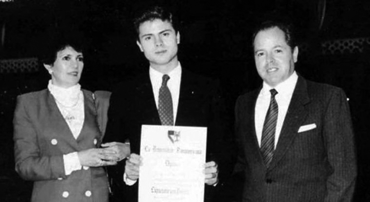 Enrique Peña Nieto y sus papás en 1991. (Foto tomada de Aristegui Noticias.)