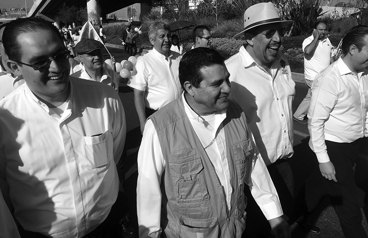 El obispo de Querétaro violando la ley. (Foto tomada de aquí.)