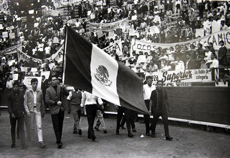 Manifestación del MURO en la Plaza México, 1968. (Foto tomada de aquí.)