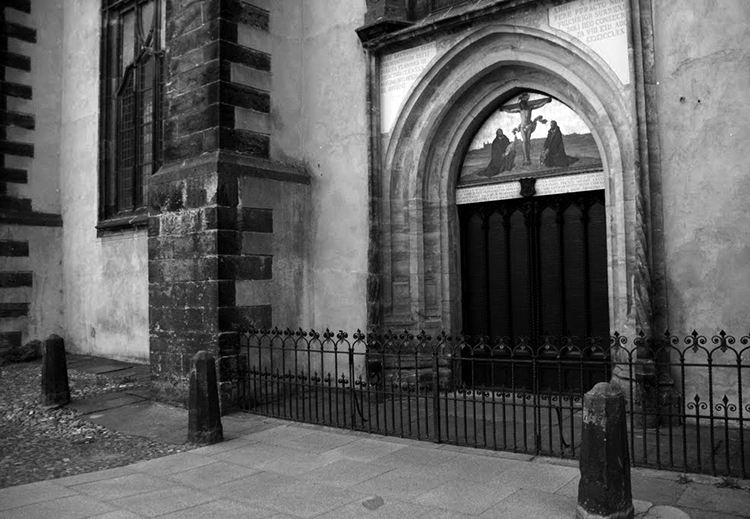 La iglesia de Wittenberg, con las tesis convertidas en puerta. (Foto tomada de aquí.)