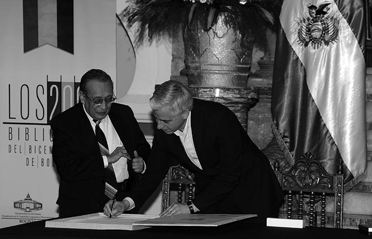 Álvaro García Linera en el lanzamiento de la Biblioteca del Bicentario de Bolivia. (Foto tomada de aquí.)